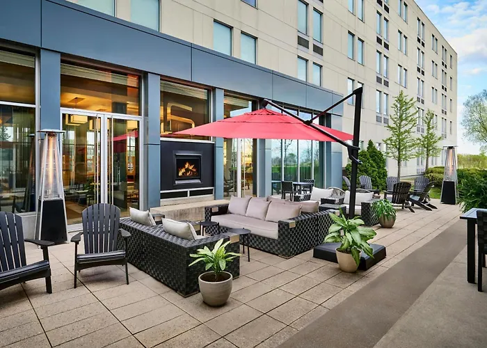 Aloft Montreal Airport Hotel Dorval